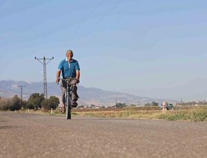Hatay’da 85 yaşındaki Hacı Bayram Yıldız, 35 yıldır bisikletle günde 20 km yol kat ediyor.