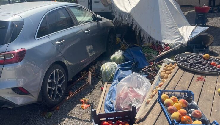 Hatay’da otomobilin pazar tezgahına çarptığı kazada 3 kişi yaralandı