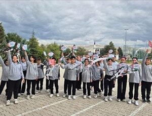 Hisarcık Anadolu İmam Hatip Lisesi 5. sınıf öğrencileri Gazze için uçurtma uçurdu