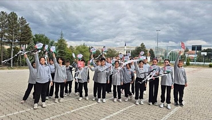 Hisarcık Anadolu İmam Hatip Lisesi 5. sınıf öğrencileri Gazze için uçurtma uçurdu