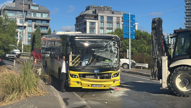 İETT’ye bağlı özel halk otobüsü ile iş makinesinin çarpıştığı kazada 5 kişi yaralandı