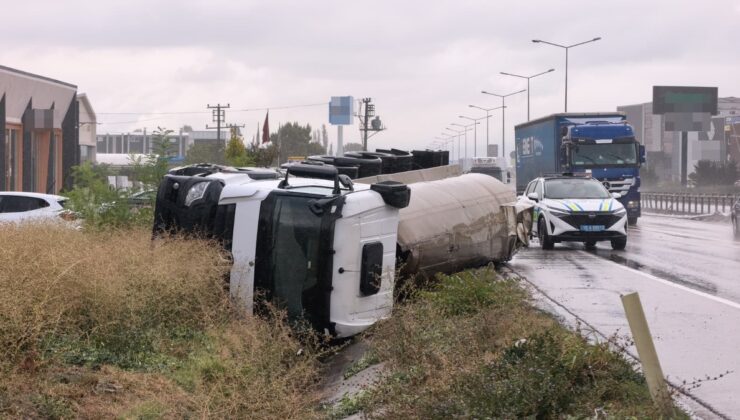 İnegöl’de yağışta kanala devrilen sıvı tuz tankerinin sürücüsü hafif yaralandı