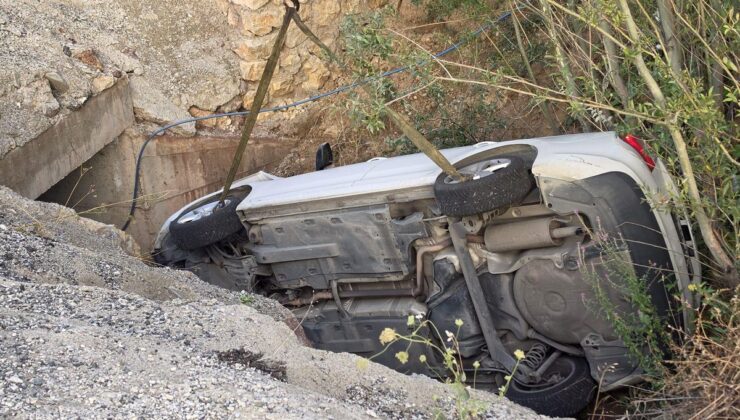İspir’de Sürücüsü Rahatsızlanan Otomobil Menfeze Düştü: 3 Yaralı