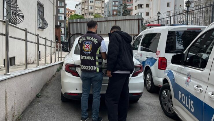İstanbul Kadıköy’de otomobilin üstünde yolcu taşıyan sürücüye 14 bin 719 lira ceza kesildi