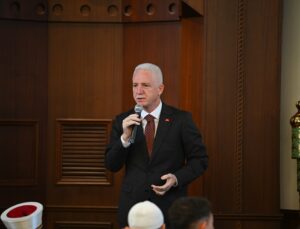 İstanbul Valisi Davut Gül, Pendik’te düzenlenen tefsir programına katıldı