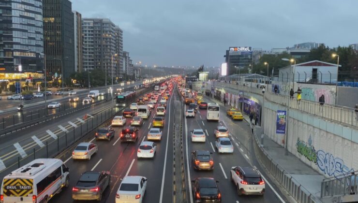 İstanbul’da yağışla birlikte trafik yoğunluğu saat 18.30’da yüzde 78’e ulaştı