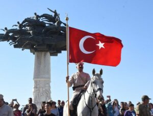 İzmir’de 9 Eylül kutlamaları ‘Zafer Yürüyüşü’ ile başladı