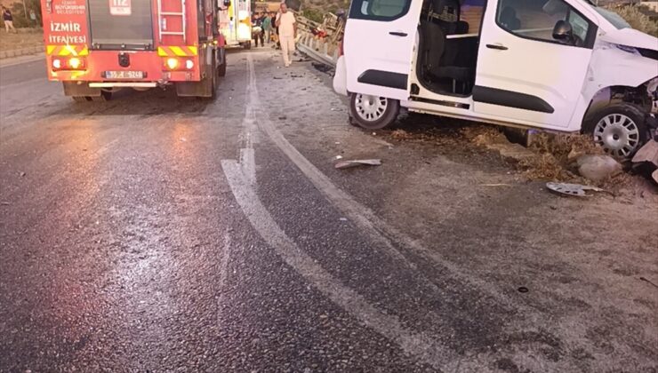 İzmir’de tır ile hafif ticari araç çarpıştı, 4 kişi yaralandı