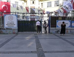 İzmir’de üç okul tek binaya sığdırıldı: Veliler isyan etti