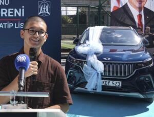 Kadıköy Anadolu İmam Hatip Lisesi, YKS’de derece yapan mezununa Togg hediye etti