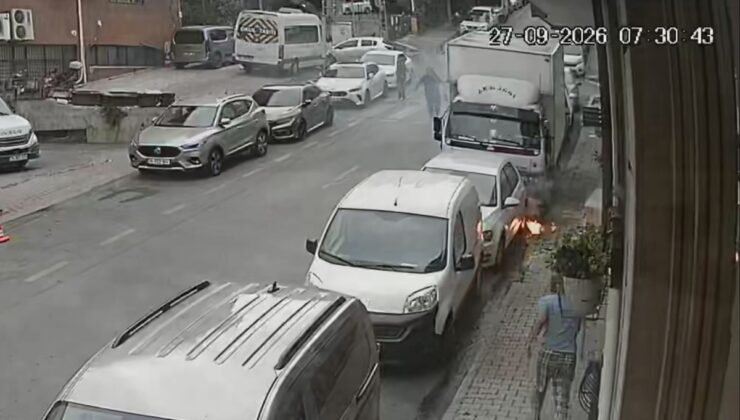 Kağıthane’de yer altı kabloları alev aldı! Sürücü aracını çekerken patlama anı kamerada