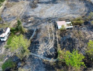 Karabük Safranbolu’da anız yangını evlere sıçramadan söndürüldü, baraka zarar gördü