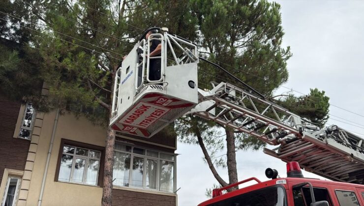 Karabük’te evinde düşen 90 yaşındaki kadını itfaiye ekipleri kurtardı