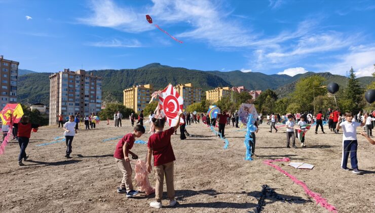 Karabük’te İl Milli Eğitim Müdürü Akbaş, Gazze’deki çocuklar için uçurtmaları uçurdu