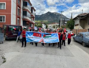 Kargı’da öğrenciler Gazze’deki çocuklara destek için uçurtma uçurdu