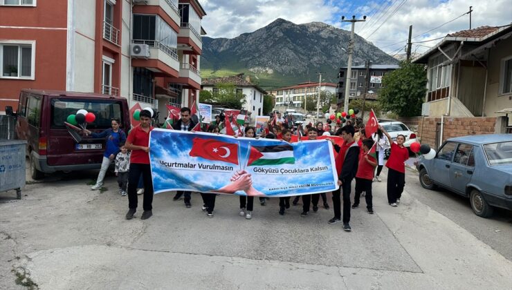 Kargı’da öğrenciler Gazze’deki çocuklara destek için uçurtma uçurdu