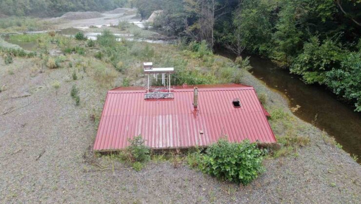 Kastamonu Bozkurt’ta selde toprağa gömülen 3 katlı binanın sadece çatısı görünüyor