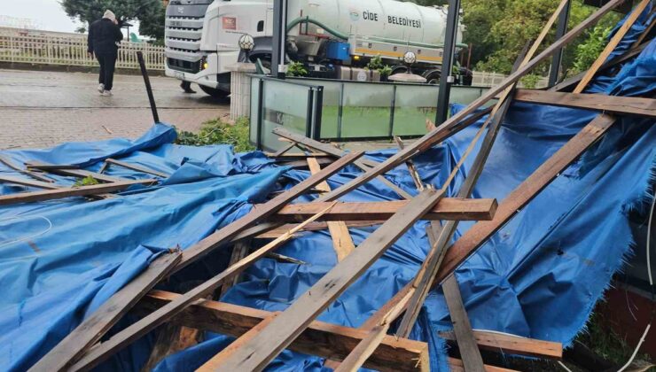 Kastamonu Cide’de kuvvetli rüzgar işyerlerine zarar verdi, aydınlatma direği devrildi