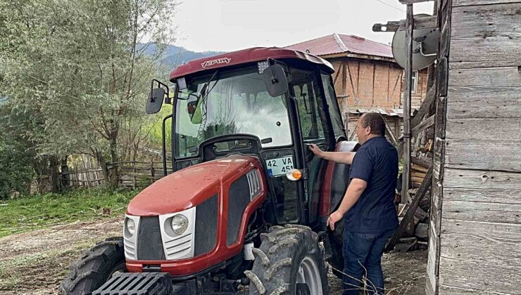 Kastamonu İhsangazi’de doğuştan görme engelli çiftçi traktör sürüyor ve odun kırıyor