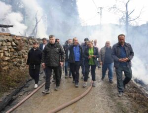 Kastamonu İnebolu’da 11 ev yandı, Milletvekili Ekmekci evlerin yapılacağını söyledi