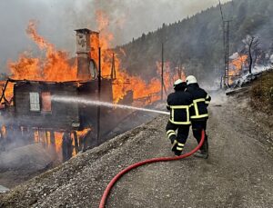 Kastamonu İnebolu’da ahşap ev yangını 7 eve sıçradı, söndürme çalışmaları sürüyor