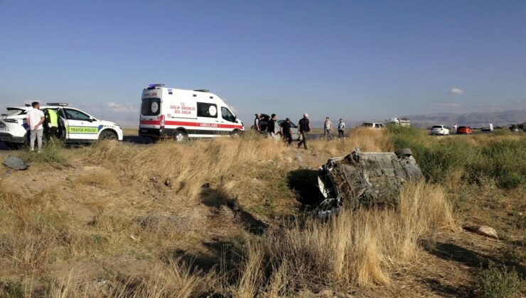 Kayseri Yeşilhisar’da refüje çarpan otomobil şarampole devrilince 3 kişi yaralandı