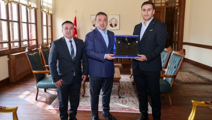Kırşehir Valisi adına gönderilen ahilik sancağı Bilecik Valisi Sözer’e teslim edildi.