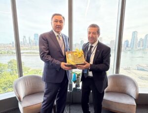 KKTC Dışişleri Bakanı Ertuğruloğlu, New York’ta TDT Genel Sekreteri ile görüştü