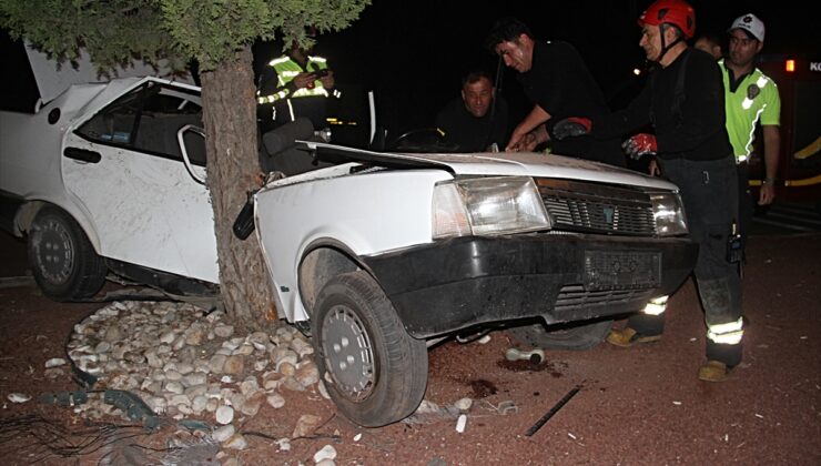 Konya Beyşehir’de refüjdeki ağaca çarpan otomobilde sıkışan 1’i ağır 2 kişi yaralandı