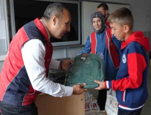 Kütahya Vakıflar Bölge Müdürlüğü Kızılcaören Köyü Okullarına eğitim materyali dağıttı