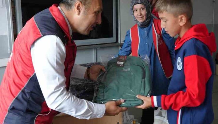 Kütahya Vakıflar Bölge Müdürlüğü Kızılcaören Köyü Okullarına eğitim materyali dağıttı