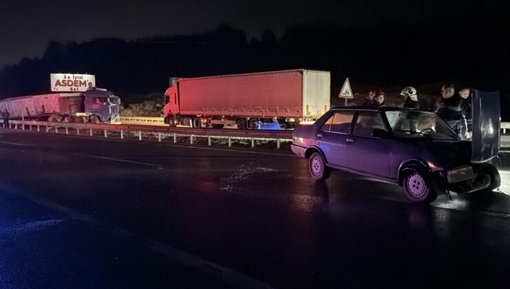 Kütahya’da bariyeri aşan TIR karşı şeride geçti, TIR sürücüsü yaralandı