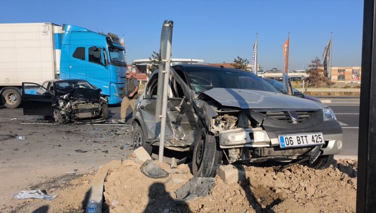 Kütahya’da iki otomobil Çiniciler Çarşısı önünde çarpıştı, 6 kişi yaralandı.