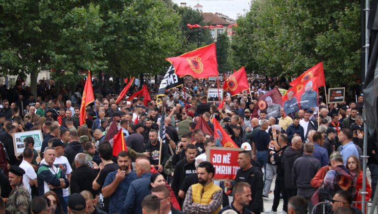 Lahey’de yargılanan eski UÇK komutanlarına Kosova’da destek gösterisi düzenlendi