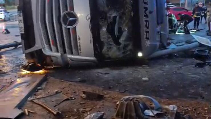 Manavgat’ta TIR dolmuş durağına devrildi, 2 kişi öldü, TIR sürücüsü gözaltına alındı