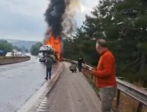 Mersin’de bariyerlere çarpan araç yüklü TIR alev aldı, dorsedeki araçlara sıçradı