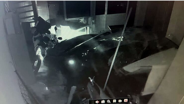 Mersin’de Otomobil İş Yerine Girdi: 1 Yaralı