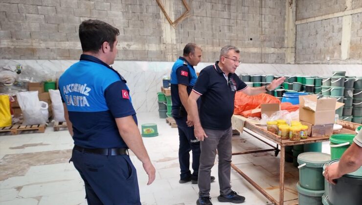 Mersin’de 70 ton sahte ve bozuk turşu imha edildi