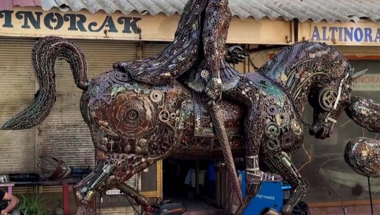Mervan Altınorak, 50 bin parça atıkla Büyük İskender ve Bukefalos heykelini tamamladı