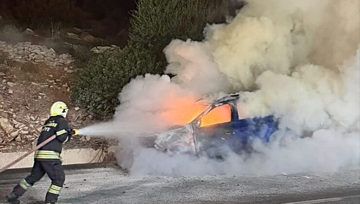 Muğla Bodrum’da otomobil yangını elektrik aksamından çıktı, araç büyük hasar gördü
