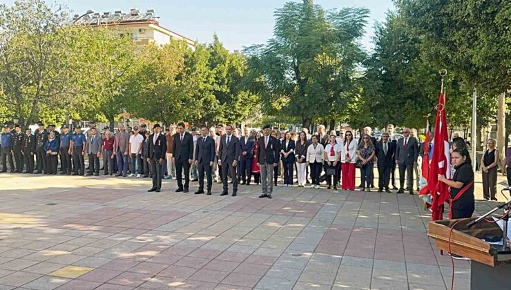 Muğla Ortaca’da 19 Eylül Gaziler Günü’nde Atatürk Anıtı önünde çelenk sunumu yapıldı
