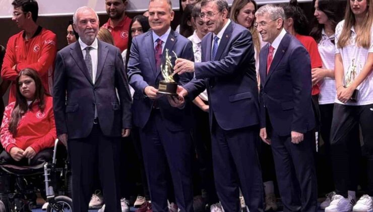 Muğla Valisi Akbıyık, Spora Destek Veren Devlet Adamı ödülünü Cevdet Yılmaz’dan aldı
