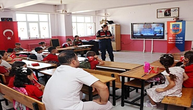 Muş’ta jandarma ekipleri öğrecilerle bir araya geldi