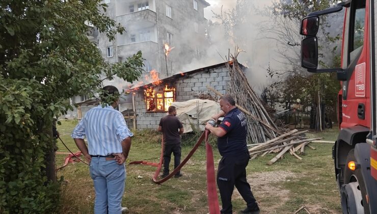 Muş’ta tandır evindeki yangın elektrik direğine sıçradı, ev kullanılamaz hale geldi