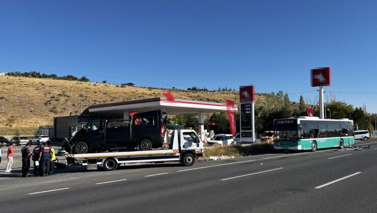 Niğde Yolunda Minibüs-Otobüs Çarpıştı: 3 Yaralı
