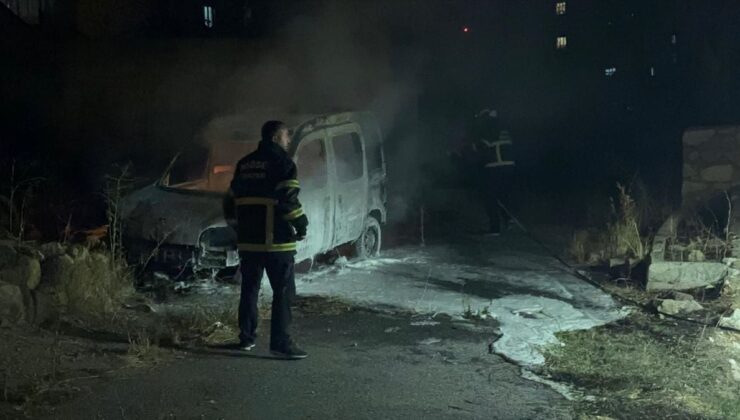 Niğde’de park halindeki hafif ticari araç yandı