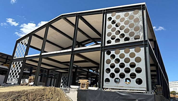 NKÜ’de geliştirilen yerli panel sönümleyici Türkiye’de ilk kez derslikte uygulandı
