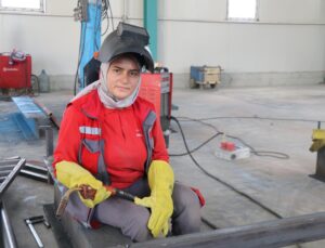 Oltu’da 30 yıllık kaynakçı Kader Güzel, kadınlara örnek olmak istiyor