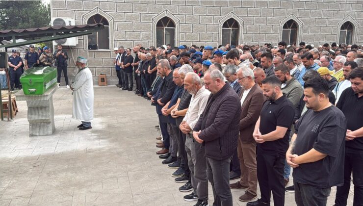 Otomobil istinat duvarına çarptı; müzik öğretmeni Cansu öldü, kayınpederi ve bebeği yaralı