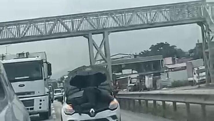 Otomobilin motorunun üzerinde seyahat etti; o anlar kamerada